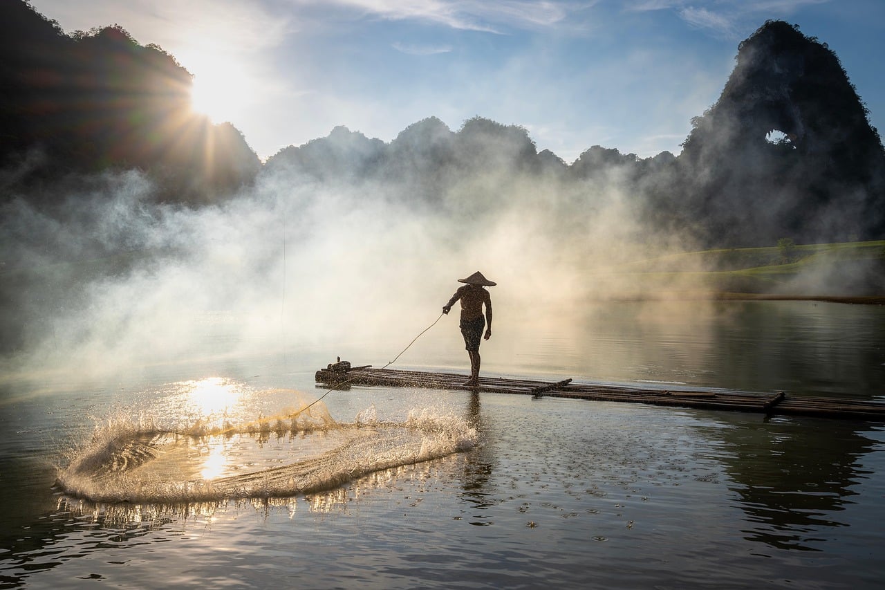 fishing, vietnam, fisherman, province, cao bang, lifestyle, daylight, life, nature, sky, water, mist, fog, sunlight-9246365.jpg